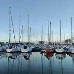 Nuit Insolite Sur L'eau Au Port De Ouistreham