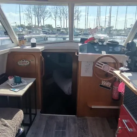 Nuit Insolite Sur L'eau Au Port De Hotel en barco