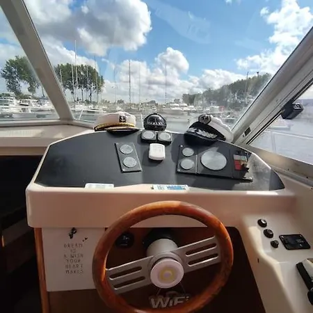 Nuit Insolite Sur L'eau Au Port De Botel