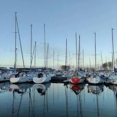 Nuit Insolite Sur L'eau Au Port De Ouistreham