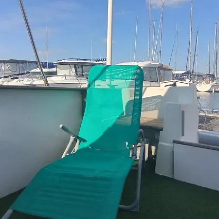 Nuit Insolite Sur L'eau Au Port De *