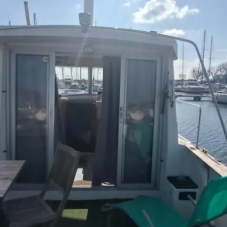 Nuit Insolite Sur L'eau Au Port De