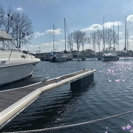 Nuit Insolite Sur L'eau Au Port De * Ouistreham